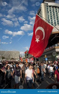 De Gezi Park Protesten: Een Ontbranding van Verontwaardiging en Hoop in het Hart van Istanbul