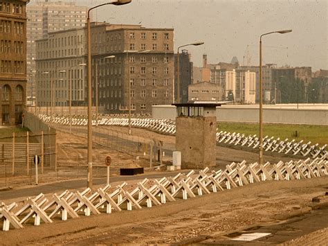  De Berliner Mauer Val: Een Symbool van Hoop en Verandering voor een Herenigd Duitsland